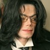 Familiares de Michael Jackson enfrentan al médico acusado de matarlo